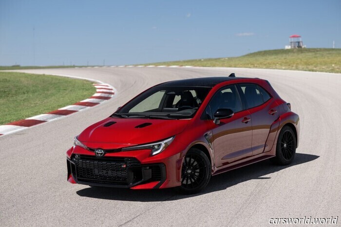 El GR Corolla de Toyota, forjado en los rallies, es aún mejor para 2026: reseña | Carscoops